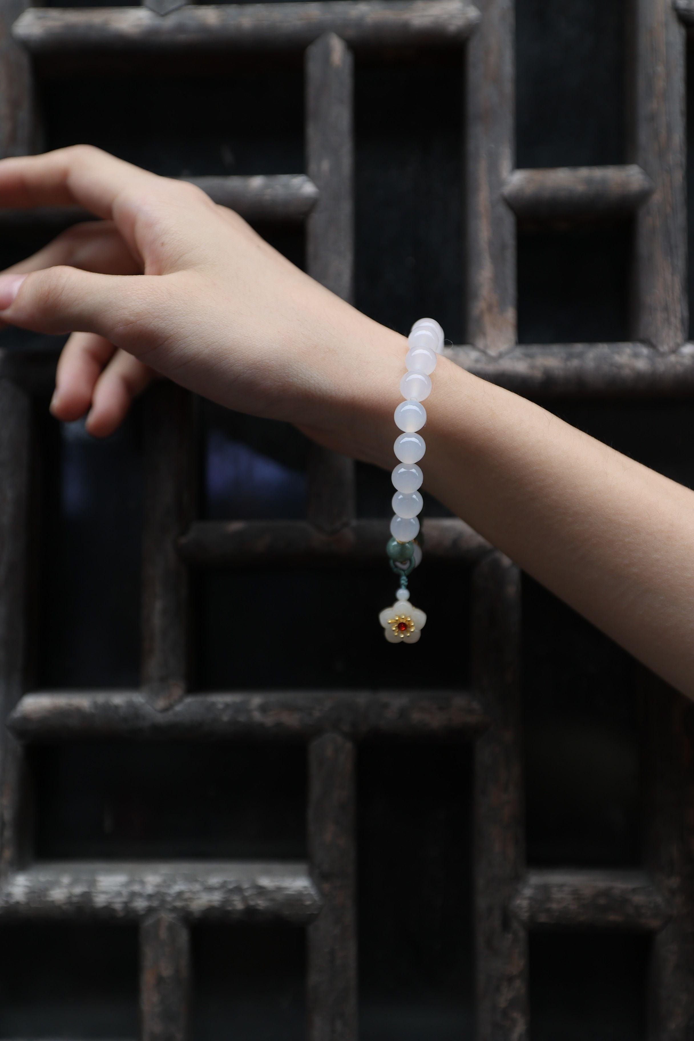 White Agate and Jade Elastic Bracelet